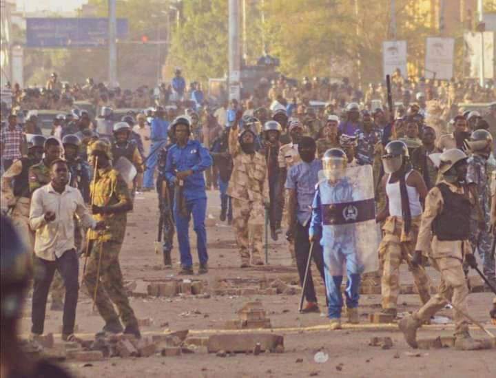 dgnk123's tweet image. مواطنين عزل ماشين يطالبو بي تحقيق العدالة وهيكلة الجيش وحل الدعم السريع
وقفو قدامهم كدا: