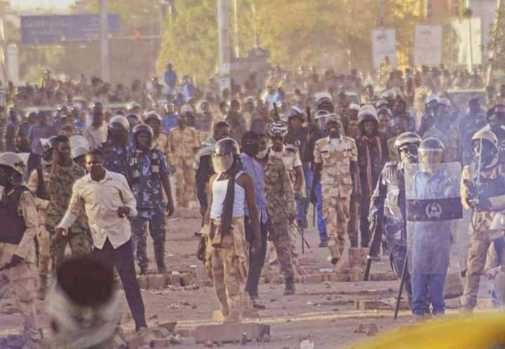 dgnk123's tweet image. مواطنين عزل ماشين يطالبو بي تحقيق العدالة وهيكلة الجيش وحل الدعم السريع
وقفو قدامهم كدا: