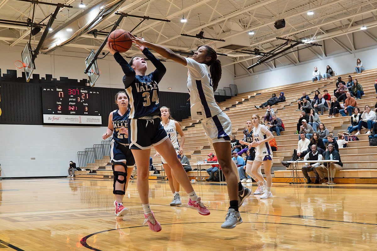 .@LadyVikeHoops uses a strong 4th quarter to get by @SFDGirlsHoops in the Battle in the 614. Our @SGerfen has the exciting story for CBUSsports.com. @TV_Athletics @SFDStallions Read it here: cbussports.com/strong-fourth-…