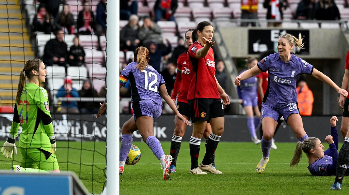 Liverpool Fc Women come from behind to see off Man United Women at Leigh Sports Village.

FT:Man United W 1- 2 Liverpool W

#LeighSportsVillage #WomensSuperLeague