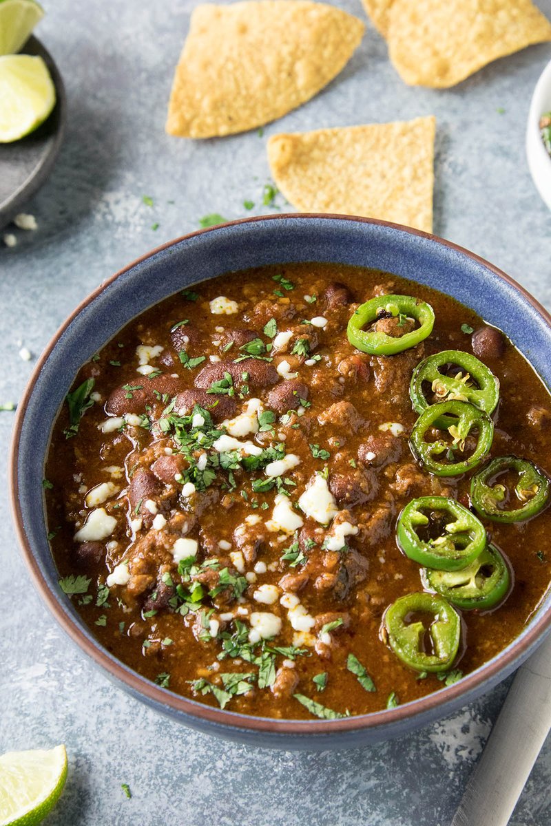 Today is a perfect day for CHILI! This one is loaded with flavors of America's Southwest, with roasted green chilies, ground beef, fire roasted tomatoes, and plenty of seasonings. Care for a bowl? chilipeppermadness.com/chili-pepper-r… #RecipeOfTheDay #Recipe #chili #cooking