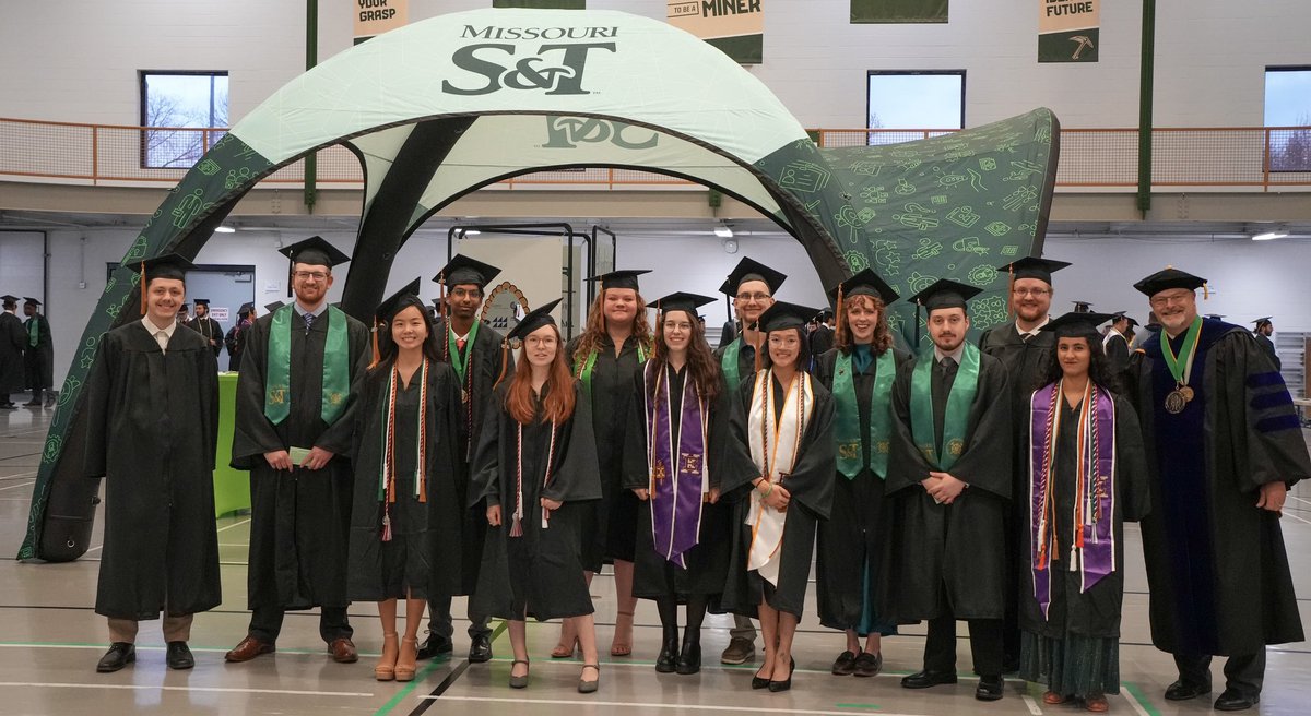 Very proud to share our new graduates from the CArEE department! Picturing new Alumni in Environmental, Architectural, and Civil Engineering! Offered 106 new degrees! Lots of new careers launched today. This group of new Miner Alumni will certainly #ChangeTheWorld 🌎⛏🌎🍀
