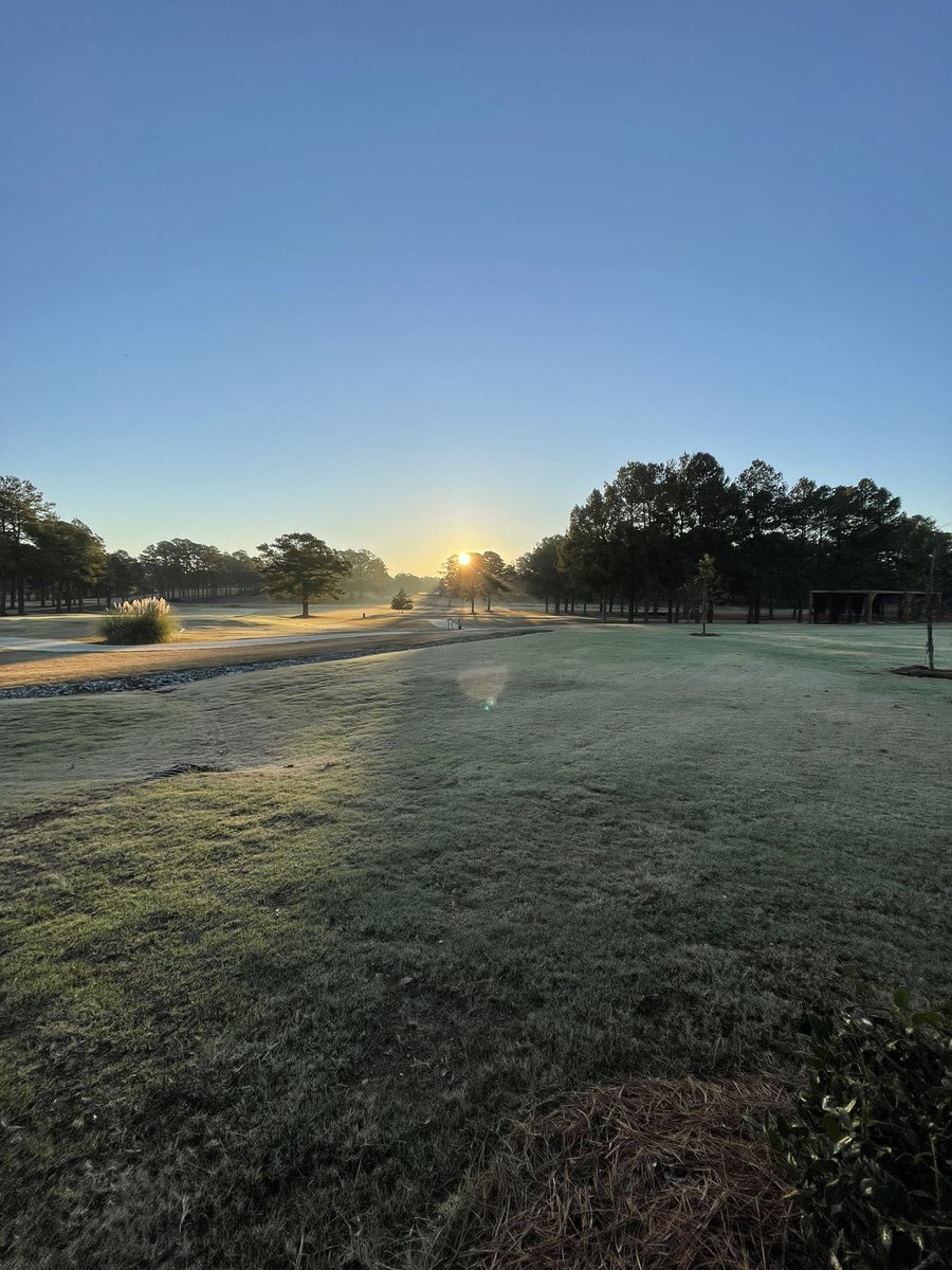liveoaksgolf's tweet photo. Good Sunday morning! It may be a little brisk but that sunshine is resplendent! Call our pro shop to make your #teetime 601-982-1231. #BestGreens #ColdestBeer https://t.co/pzK04NDhm2