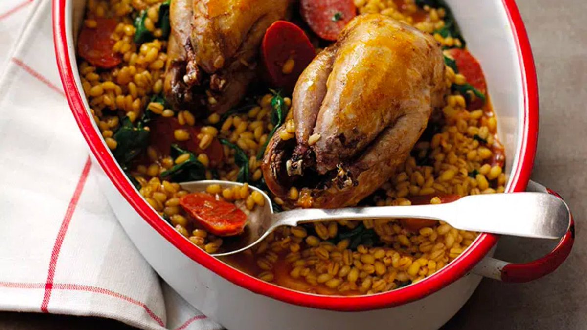 You know we love a one pot dish, anything to make life as easy as possible and washing up to a minimum! And we're huge fans of these pot roast partridges served on a pearl barley, spinach and chorizo risotto, from @wildfoodboy. Get the recipe: orlo.uk/fLAv4