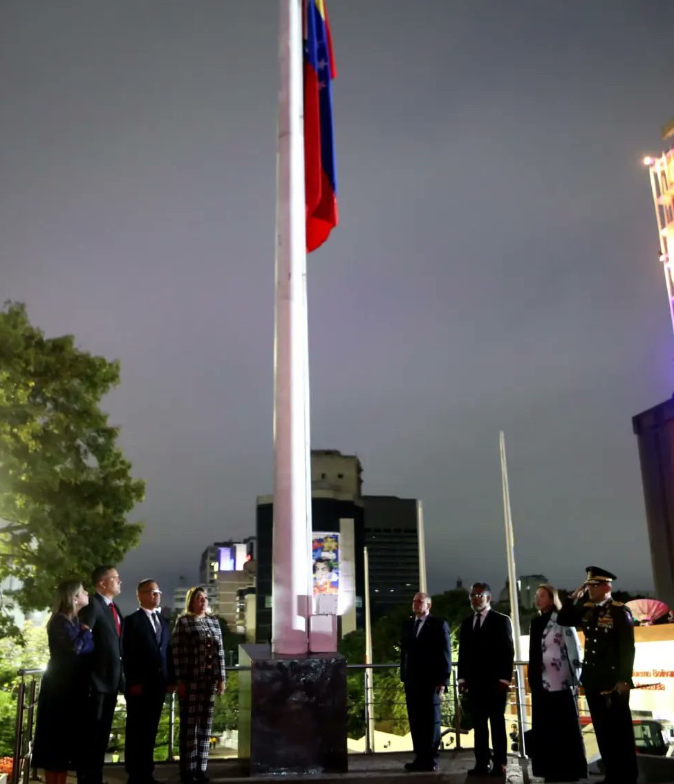 Hoy #17Dic amanecimos rindiendo honores al Padre de la Patria en el Mausoleo del Libertador Simón Bolívar.  

#Caracas
#Venezuela