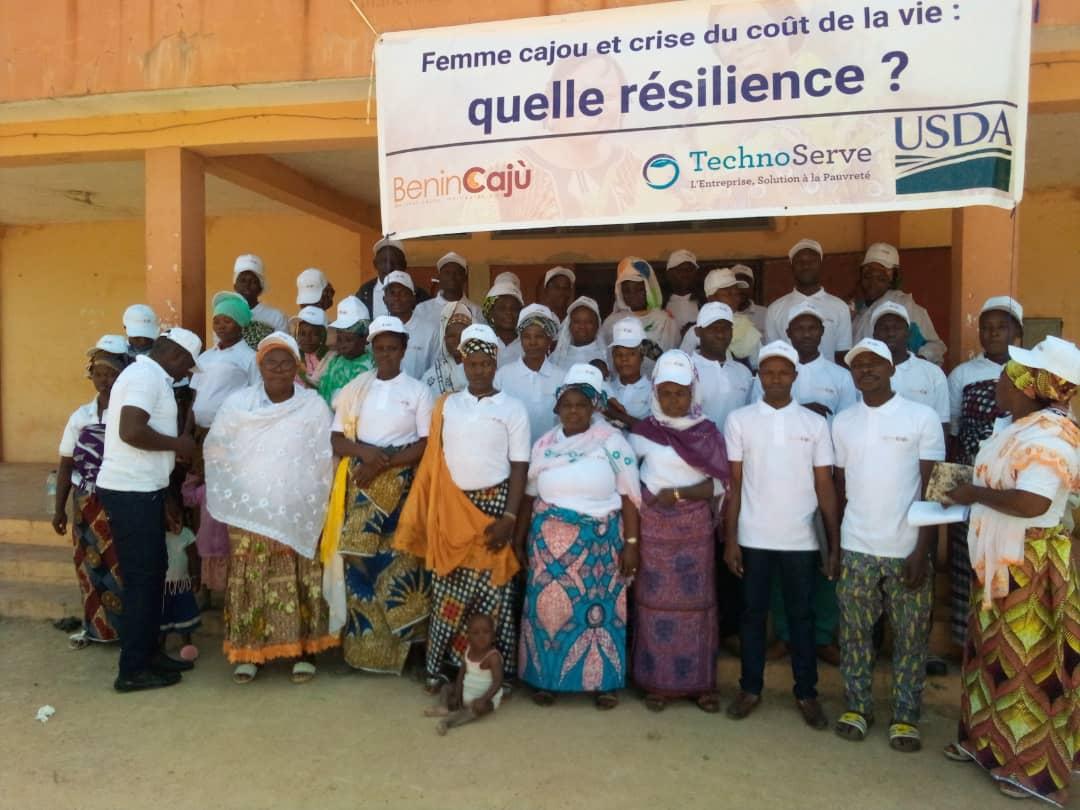 Fenapab2022's tweet image. La Maison des Jeunes de Bassila a servi de cadre le mercredi 13 décembre 2023, à la célébration de la Journée Internationale de la Femme Rurale. Elle est organisée par la FENAPAB avec l&apos;appui technique et financier de BeninCajù/TechnoServe.
#Benincaju #Fenapab #TechnoServe #Jifr