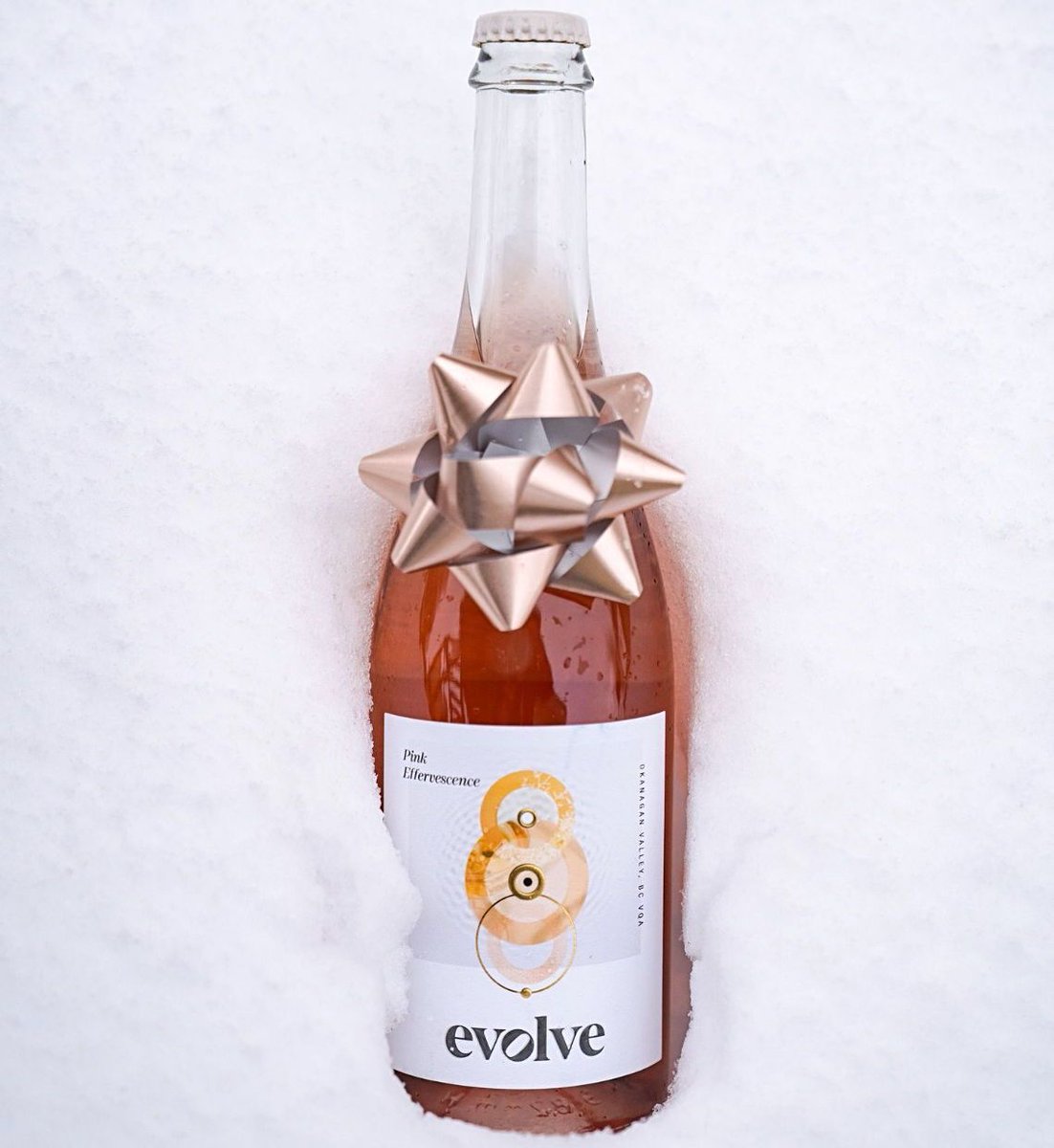 chilled + ready for the holidays

The only pink sparkling you'll need this holiday season - Pink Effervescence ✨  

Nose: Strawberry, cherry
Palate: Raspberry, melon, dry

A pink sparkling that stands out on its own &amp; elevates your holiday cocktails

shop buff.ly/3v5zRZ2