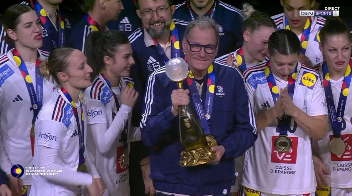 QUEL SELECTIONNEUR 🤩 Euro : 🏆🥉🥉🥉 Mondial : 🏆🏆🏆🥈🥈🥈🥈 JO : 🏆🥈 Il restera une compétition, et pas des moindres, pour ce grand monsieur ! 💪🇫🇷 #EspritHandball