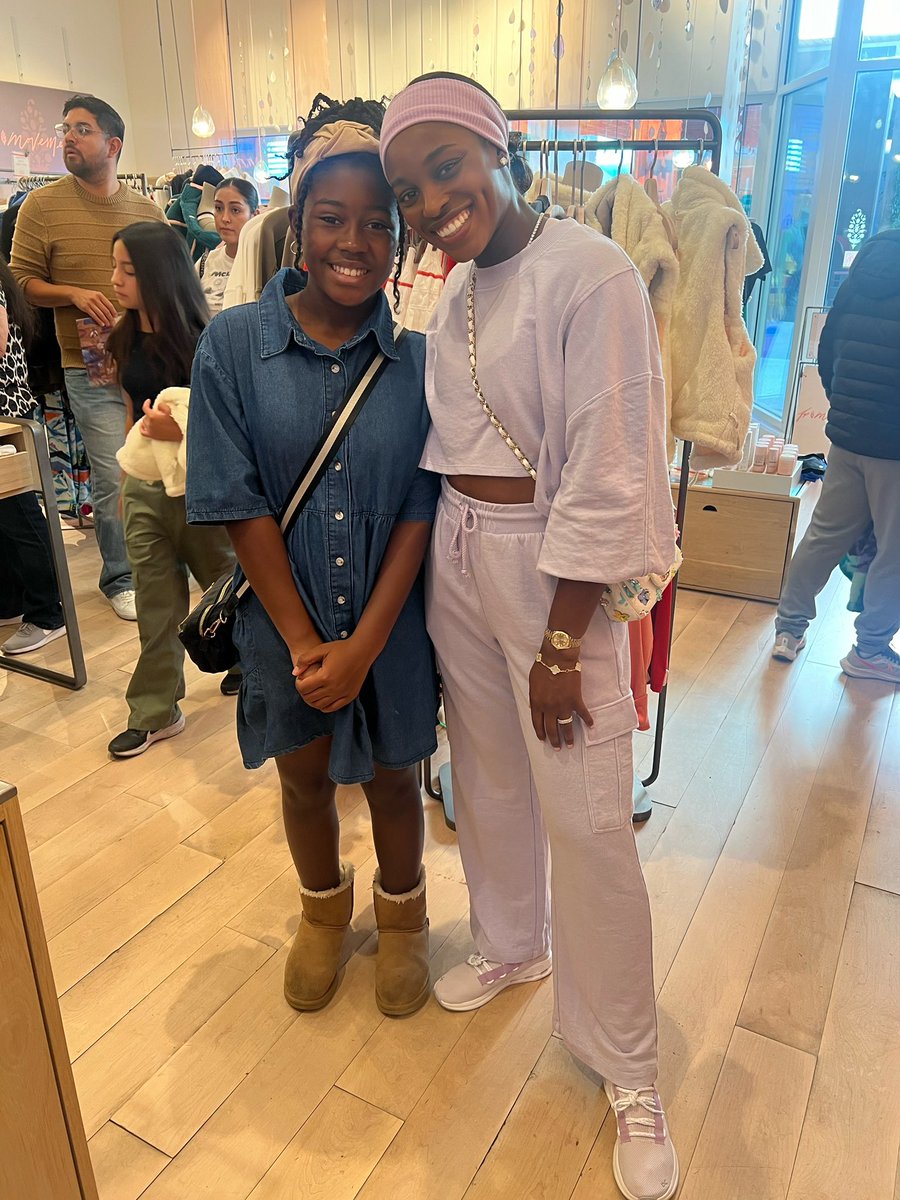 Thank you so much @FreePeople for hosting us yesterday! Together with @SS_FDN we took our girls out for the most fun Christmas shopping spree 💁🏾‍♀️🛍️ We’re so proud of our girls and everything they achieved this year and we cant wait to see what 2024 has in store