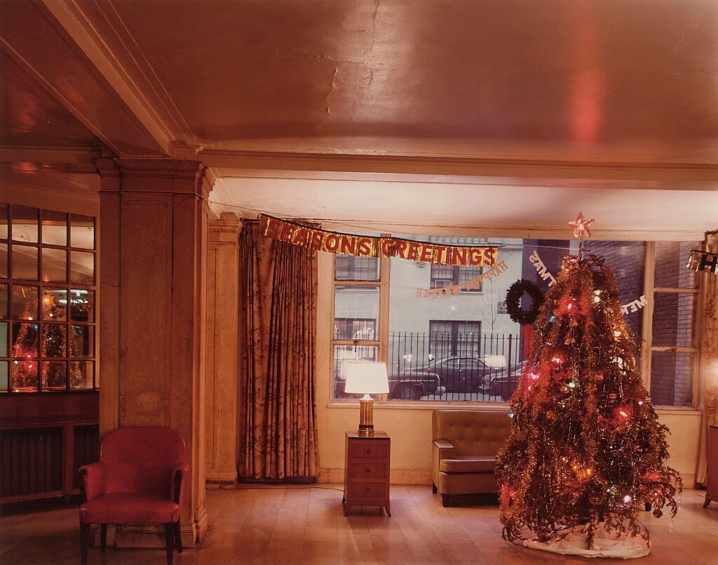 💎’Tis the season. The festive ‘Christmas Tree in Lobby, Seasons Greetings’ is one of many by Joel Meyerowitz featured in Pier 24 Photography from the Pilara Family Foundation, sold to benefit charitable organizations at #SothebysNewYork, closing 18 December.