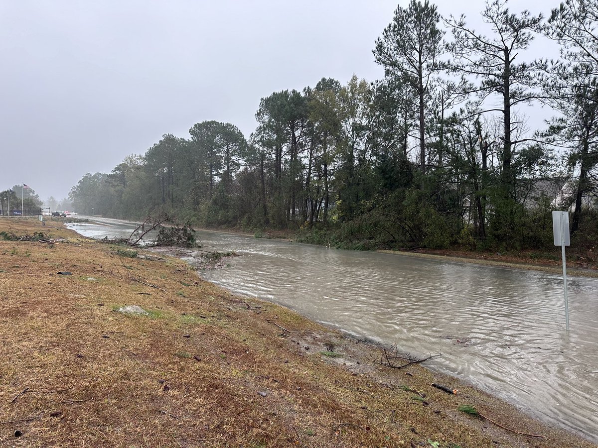 ScottyPowellWX's tweet image. Tornado damage in Socastee area. #MYRwx #SCwx @WBTWNews13