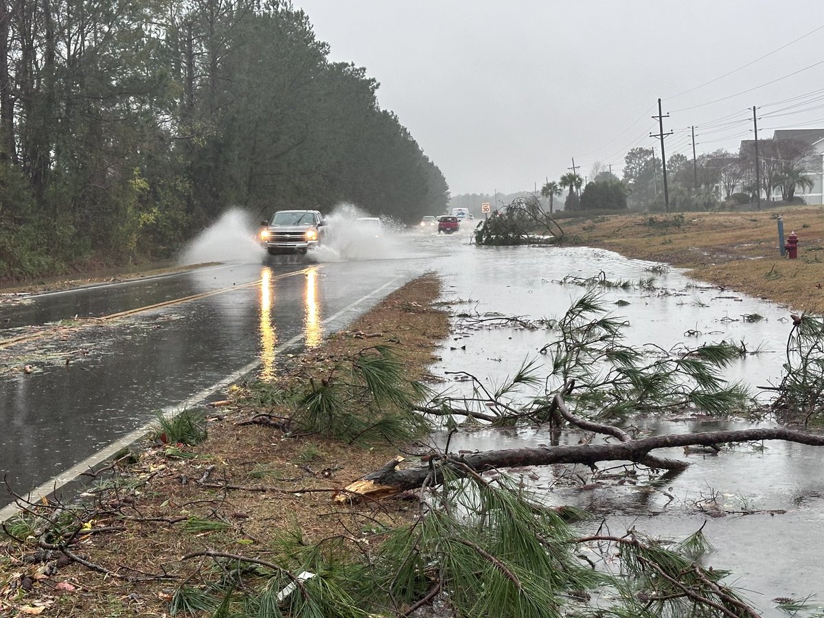 ScottyPowellWX's tweet image. Tornado damage in Socastee area. #MYRwx #SCwx @WBTWNews13