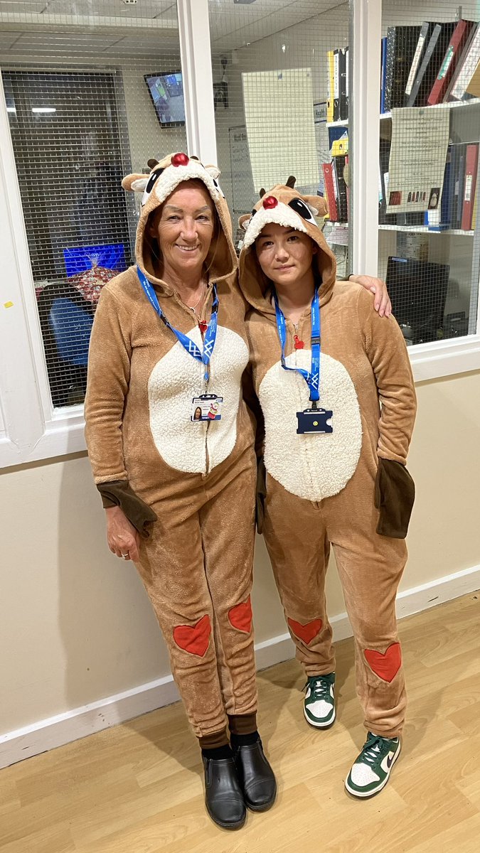Holly ward did a fabulous 60/70’s themed fancy dress Christmas party and the staff looked amazing great atmosphere 🫶🏼