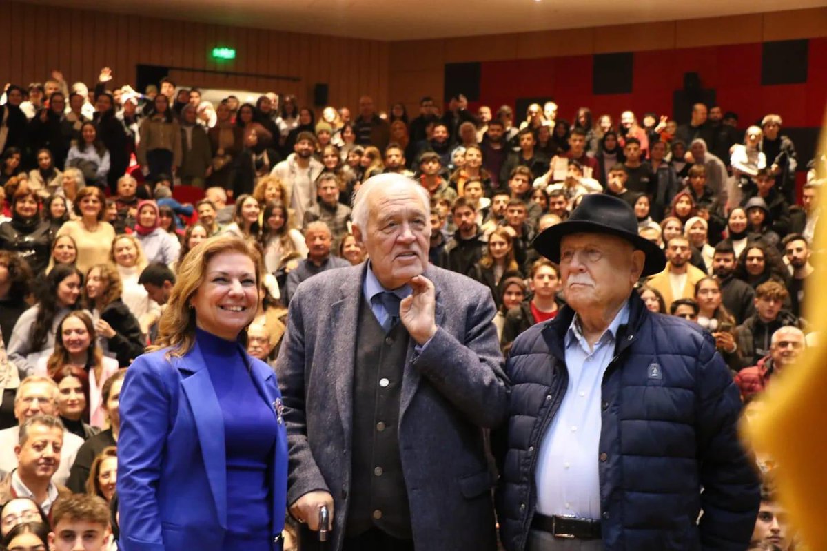 Konferans salonu kapılarından dışarı taşan kalabalığa rağmen bu keyifli konferansa sonuna kadar eşlik eden tüm komşularımıza ve tabi ki İlber Ortaylı hocamıza çok teşekkür ediyoruz. ++