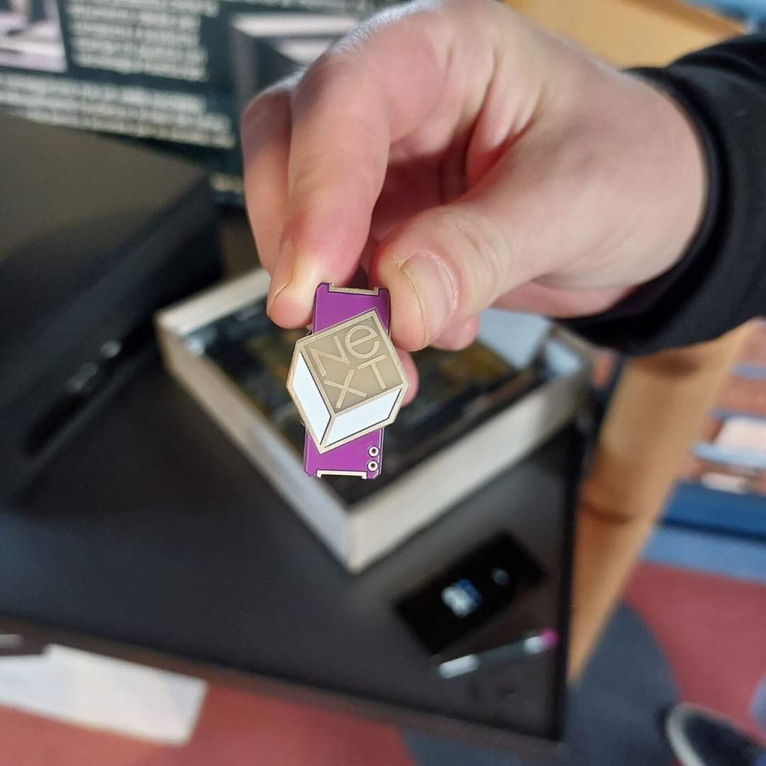 Mupin_It's tweet image. Oggi abbiamo sostituito la batteria tampone al nostro NeXT Cube, eravamo tutti felici dell’adattatore per batterie a bottone. Macchina stupenda, come potete vedere ha la scheda di upgrade 68040, ma anche l&apos;originale del 1988.
#next #nextcomputer #nextcube #cern #apple #stevejobs