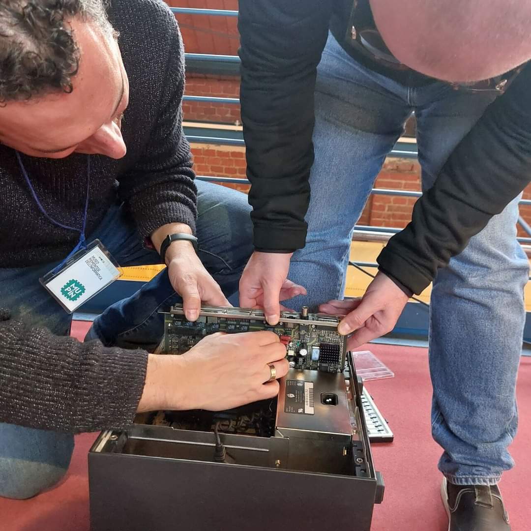 Mupin_It's tweet image. Oggi abbiamo sostituito la batteria tampone al nostro NeXT Cube, eravamo tutti felici dell’adattatore per batterie a bottone. Macchina stupenda, come potete vedere ha la scheda di upgrade 68040, ma anche l&apos;originale del 1988.
#next #nextcomputer #nextcube #cern #apple #stevejobs