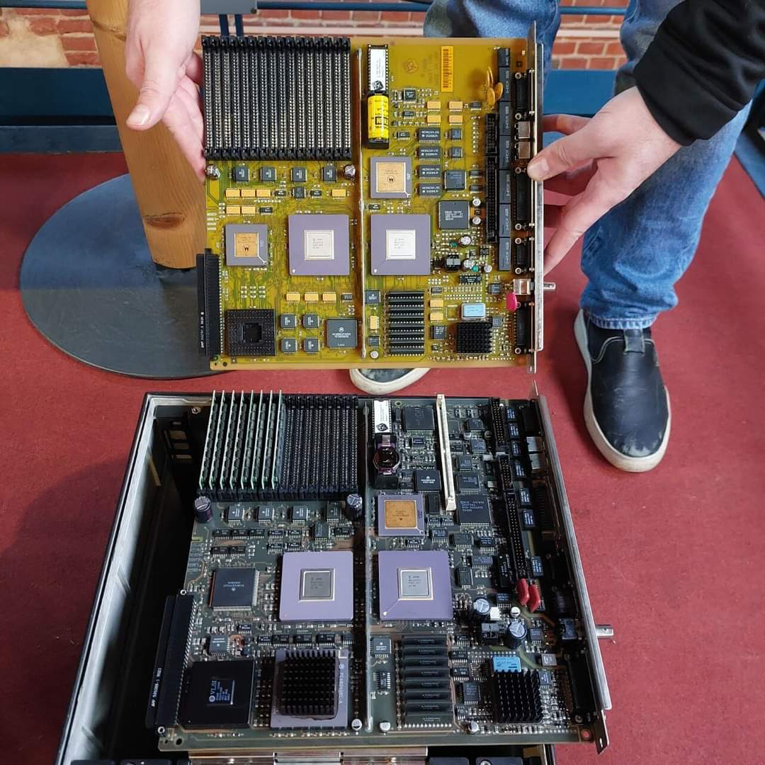 Mupin_It's tweet image. Oggi abbiamo sostituito la batteria tampone al nostro NeXT Cube, eravamo tutti felici dell’adattatore per batterie a bottone. Macchina stupenda, come potete vedere ha la scheda di upgrade 68040, ma anche l&apos;originale del 1988.
#next #nextcomputer #nextcube #cern #apple #stevejobs