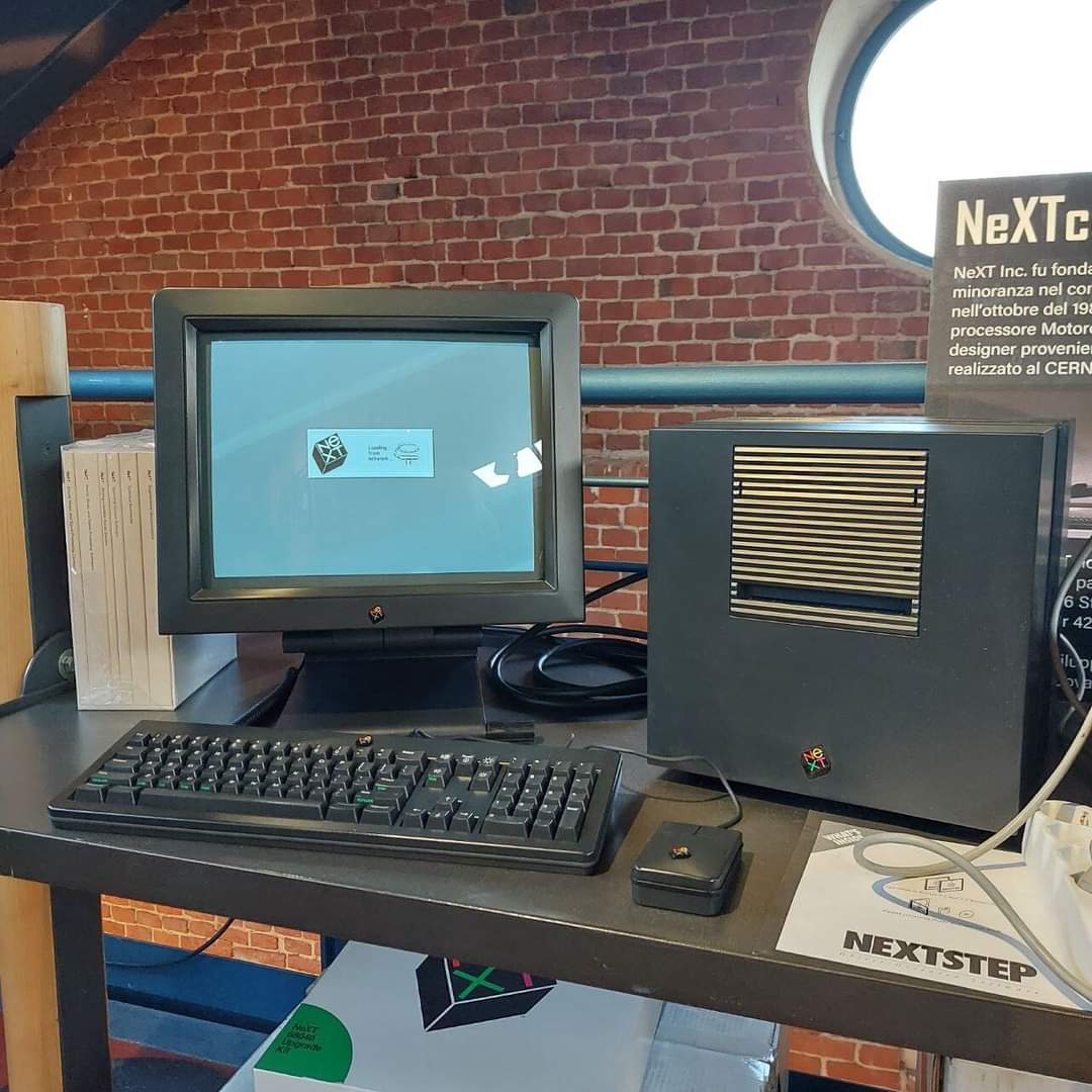 Mupin_It's tweet image. Oggi abbiamo sostituito la batteria tampone al nostro NeXT Cube, eravamo tutti felici dell’adattatore per batterie a bottone. Macchina stupenda, come potete vedere ha la scheda di upgrade 68040, ma anche l&apos;originale del 1988.
#next #nextcomputer #nextcube #cern #apple #stevejobs