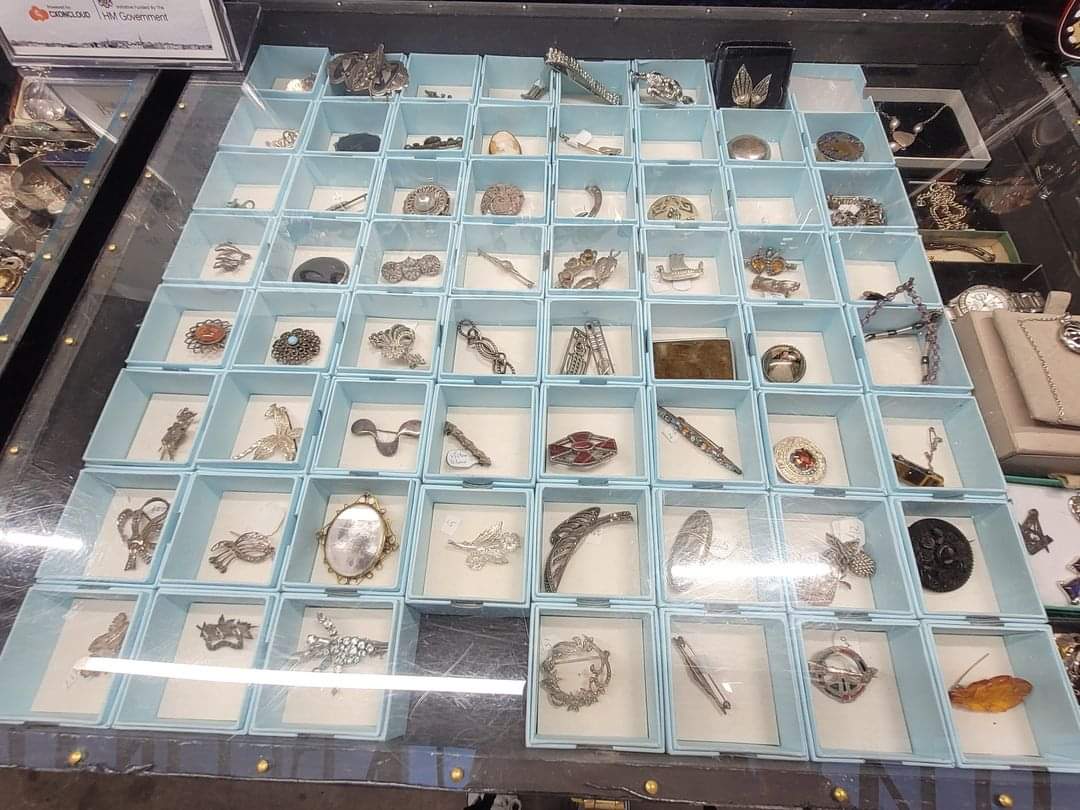 Collectable Curios love nothing more than vintage jewellery! We have an extensive range from silver, gold and precious stones to designer and costume jewellery all available at our stalls in St George's Market. Hurry and pick up that Xmas gift. #StGeorgesMarketBelfast