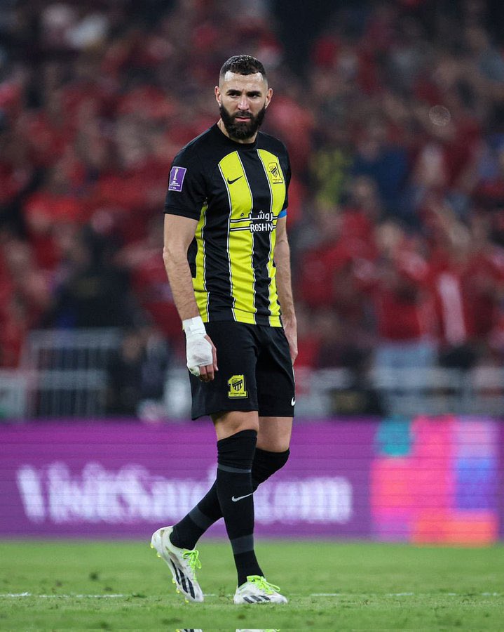 Mti115's tweet photo. Hi benzema.
I’m one of many fans who are unhappy with your performances in all of the big games this season.
You have duty to towards this club,
you have to fight and perform every time you wear our shirt.
You are the captain! 
The team depends on you and need you to score goals, to lead them and put more effort.
@Benzema