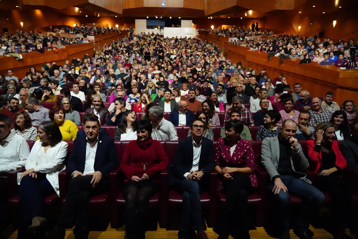 Galdera zaharrek erantzun eguneratuak behar dituztelako, jauzi kualitatibo bat emateko ordua da.

Gauzak beste modu batera egitera datorren ilusioz beteriko indar geldiezina gara. #EtorkizunaGara!