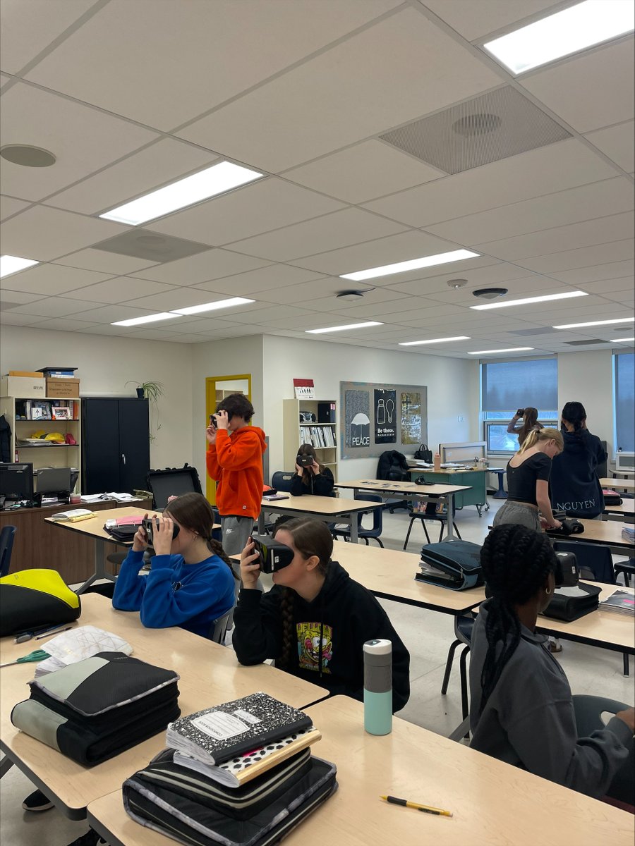 Mme Gold's @oneilltitans social 9 class was exploring Ancient Rome using our VR goggles. Ss were engaged and impressed with the tours. @RCSD_No81 @URFacofEd