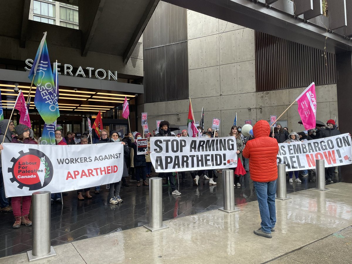 Labour for Palestine at #CeasefireNow demonstration in Toronto. Despite the rain, a good contingent from labour & workers in solidarity for a #FreePalestine incl. many union flags and banners #StopArmingIsrael #ArmsEmbargoNow ✊🇵🇸 #Labour4Palestine #Canlab #Onlab