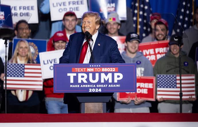 pesquisas_elige's tweet image. 🚨URGENTE: Donald Trump acaba de afirmar que, se for eleito, vai expulsar TODOS os imigrantes que discordam do seu governo. Além disso, ele disse que os imigrantes brasileiros ESTÃO ENVENENADO O SANGUE DOS ESTADOS UNIDOS! Precisamos PARAR esse estrume de uma vez por todas,…