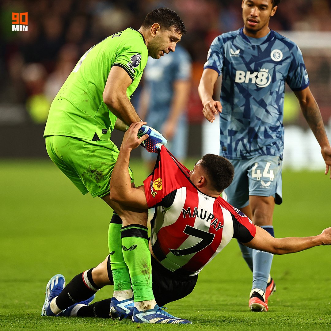 Emi Martinez was not happy with Neal Maupay! 😡