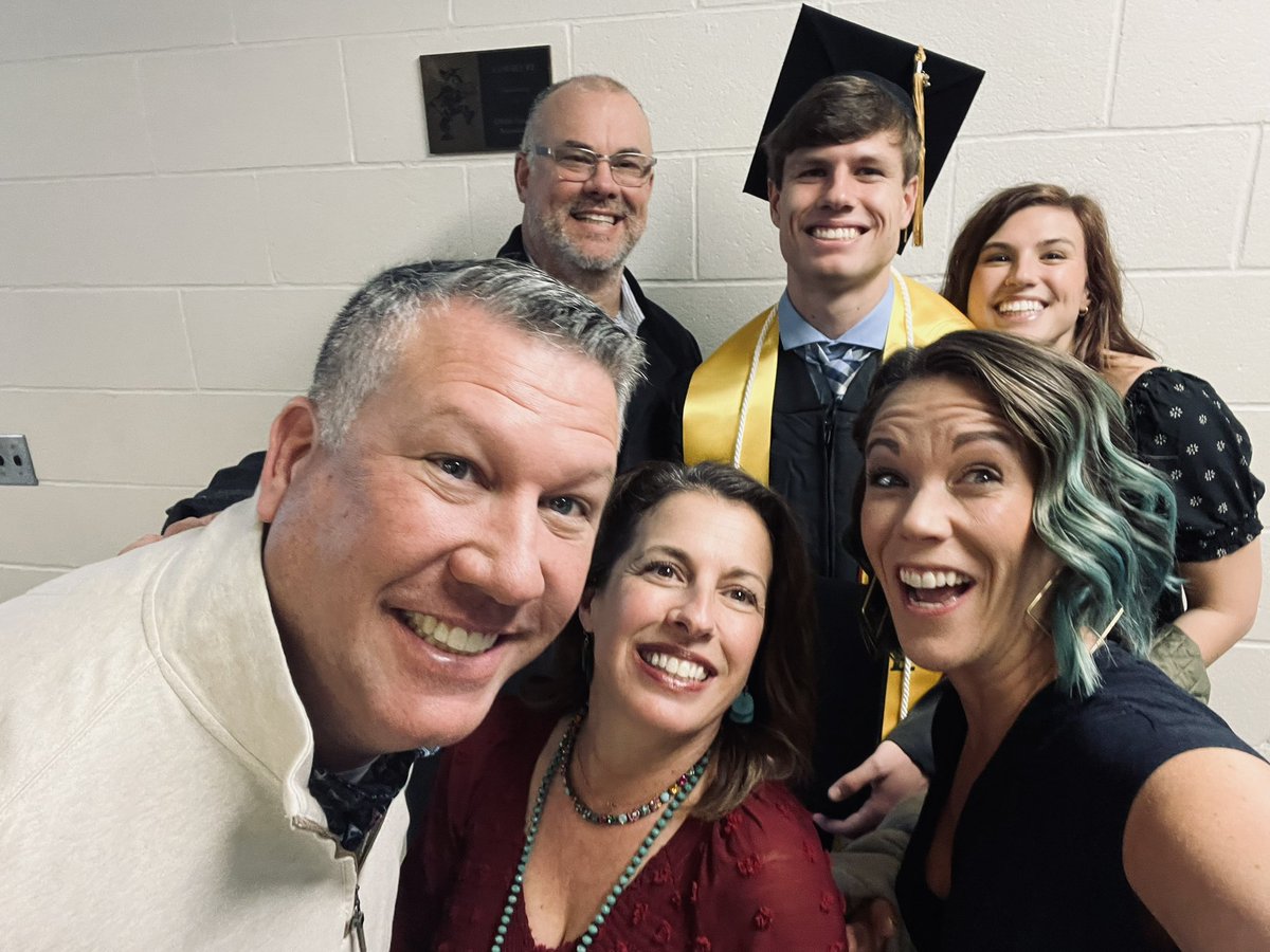 escPeanut33's tweet photo. He DID IT!!! 💚🎊💚🎊💚
Congratulations @maxconard &amp; thank you @MissouriSandT &amp; @Miners_FB for his great education &amp; college football experience! 🏈 #MinerPride
#PickAxeTakeNames https://t.co/T7wnR5tqX9