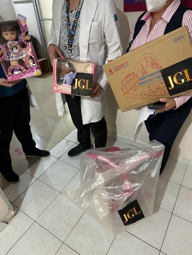 submundodocrime's tweet photo. Já no estado de Sinaloa, cerca de 800 brinquedos foram entregues a crianças de diferentes partes do estado. Os pacotes continham as iniciais de El Chapo, ''JGL'' (Joaquin Guzmán Loera).

Além dos brinquedos, foram entregues alimentos aos trabalhadores de hospitais e as crianças que estão internadas.