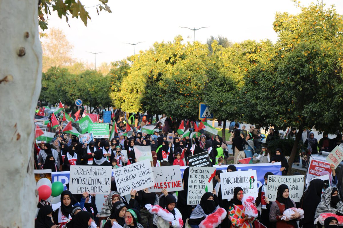 „Es ist haram, die Tyrannei in Palästina zu verschweigen!“ 📍Großer Palästina-Marsch, Adana #AdanadaBüyükYürüyüş Filistiniçin Yürüyoruz
