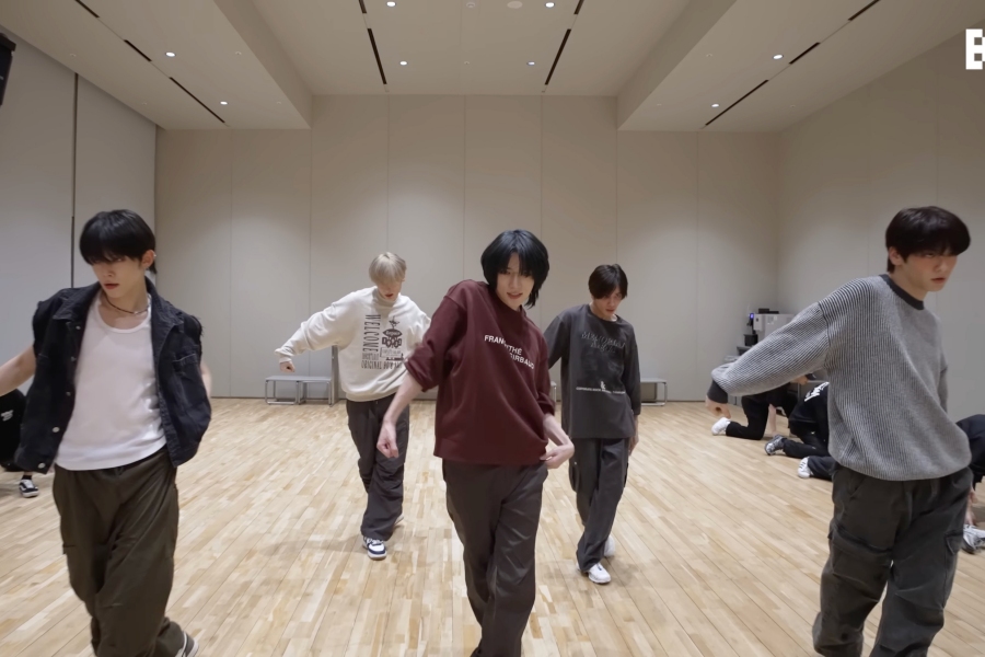 WATCH: #TXT Sizzles In New 'Tinnitus' Dance Practice Video (#MusicBankGlobalFestival Version)
soompi.com/article/163224…