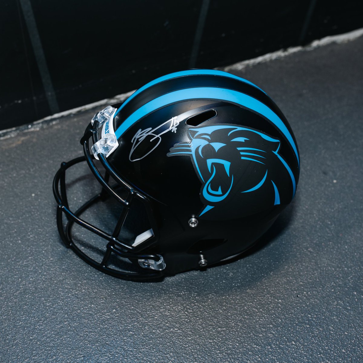 🚨Black helmet giveaway 🚨 ✍️ Bryce Young ✍️ RT for your chance to win