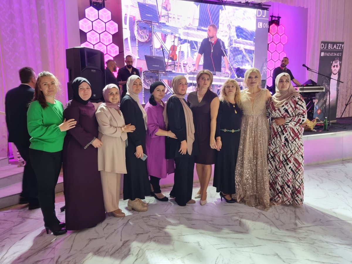 UIDBottrop's tweet image. Çok değerli Emine Duman hanımın oğlu ayrı zamanda GK Sekretimizin Bircan Dumanım düğününe UID Bottrop olarak katılımda bulunduk. Çok eylendik çok güzel ağırlandık. Genç çiftimize ömür boyu mutluluklar dileriz. Allah bir yastıkta kocamayı nasip eylesin.