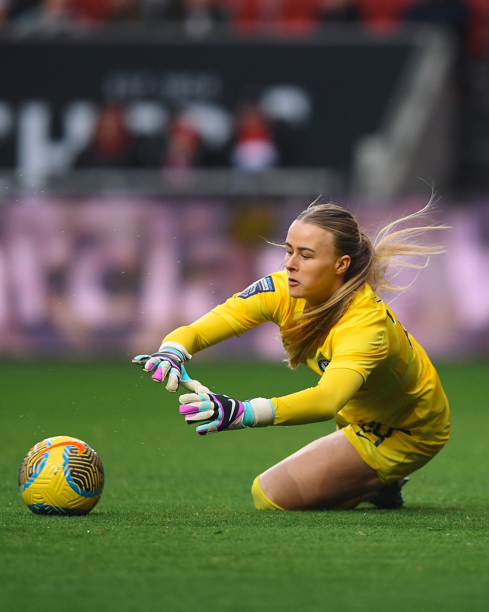 ✅ Debut ✅ Clean sheet ✅ Three points What a day for @HannahHampton_! 🫶