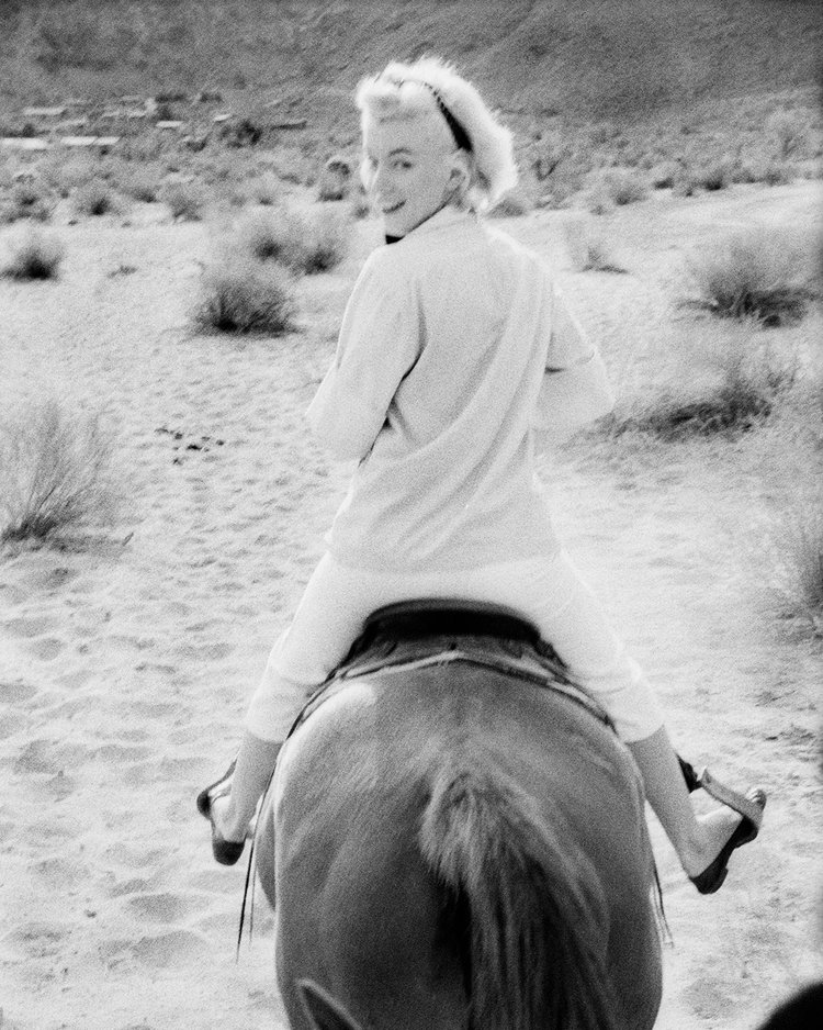 Marilyn visited a horse ranch with Milton Greene and had a fun and easygoing photoshoot.

Laurel Canyon.

May 1954.

📸: #MiltonHGreene

#MarilynMonroe #Icon #Horseranch #LaurelCanyon #Horses #Riding #Photoshoot
