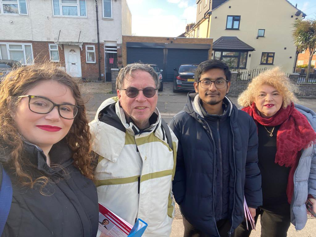 Lovely sunny day speaking to residents on the doorstep in Barkingside. 

Strong support for <a href="/UKLabour/">The Labour Party</a> <a href="/SadiqKhan/">Sadiq Khan</a> &amp; GLA candidate for H&amp;R <a href="/Guy__Williams/">Guy Williams</a>.