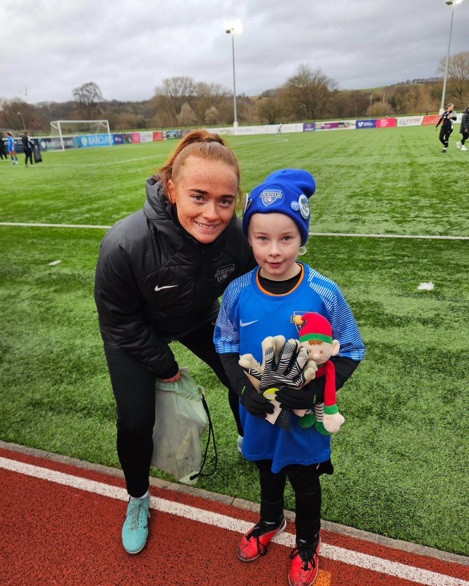 Thank you @naoishamcaloon for the gloves and signing them nice early Xmas present 🎁 ⚽️🥅🧤 @DurhamWFC