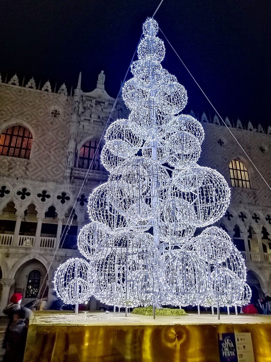 “È Natale da ottobre. Le lucine si accendono sempre prima, mentre le persone sono sempre più intermittenti. Vorrei un dicembre a luci spente, con le persone accese.” —Charles Bukowski Al Caffè Letterario ~18-20 Dicembre 2023~ #LuciDellaCittá a #SalaLettura