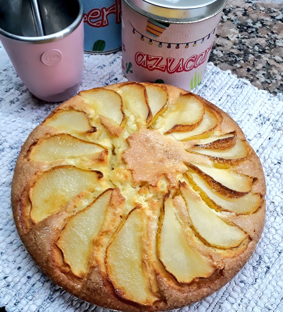 Silnari's tweet photo. Pasada la tormenta, pero con un día de lluvias por delante, no queda otra que hacer nuestro ritual de harinas domingueras.

Torta matera de Peras, simple con pocos ingredientes que seguro tenés en casa. Las peras las podés reemplazar por manzanas, ciruelas, duraznos o la fruta que tengas.

Receta y RT, así todos meriendan rico y barato hoy!⬇️