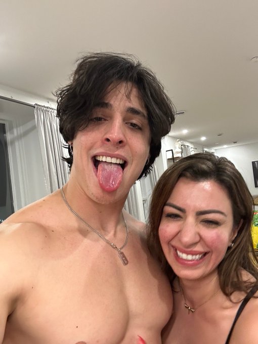 2 pic. حبايبي فيديو يوسف خليل وانا صار جاهز اكثر من ٣٠ دقيقه نيج وضعيات مختلفه وجديده و سيناريو عربي