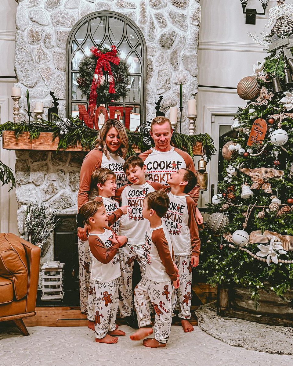 patpatshopping's tweet image. Sugar, spice, and everything nice! 🍬✨ Our little gingerbread crew is rocking the sweetest matching PJs. 
📸 bondbeautyful

#patstyle #familymatchingpjs #patpateurope