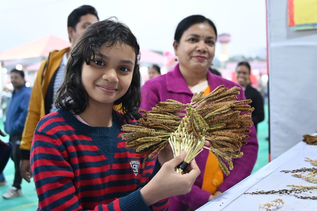 So happy to see crafts made of millets capturing fascinated attention and interest of visitors at the #Toshali Mela. Pl look for these unique items when in the Fair.