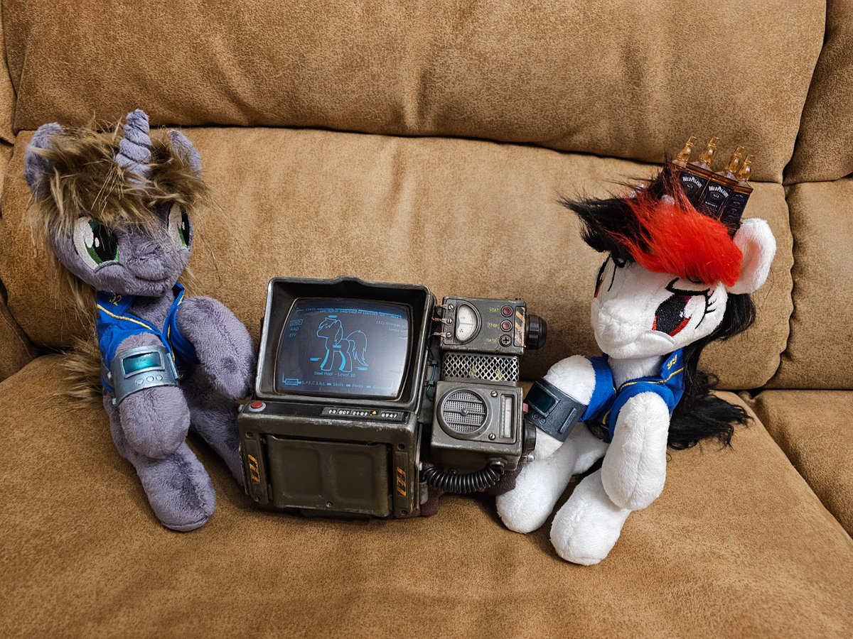 Fallout: Equestria Pip Buck. PipBoy 2000 Mk.VI, with Junkzerker Workshop's customise.
Little Pip and BkackJack by <a href="/essorille/">Essorille</a> 
#foe