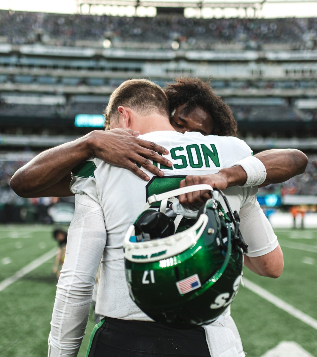 SpyroKush's tweet image. It’s GAME DAY BABY!!!! ✈️✈️✈️🔥🔥🔥 TIME TO MAKE HAWAIIAN ROLLS!!! #TakeFlight #JetsTwitter