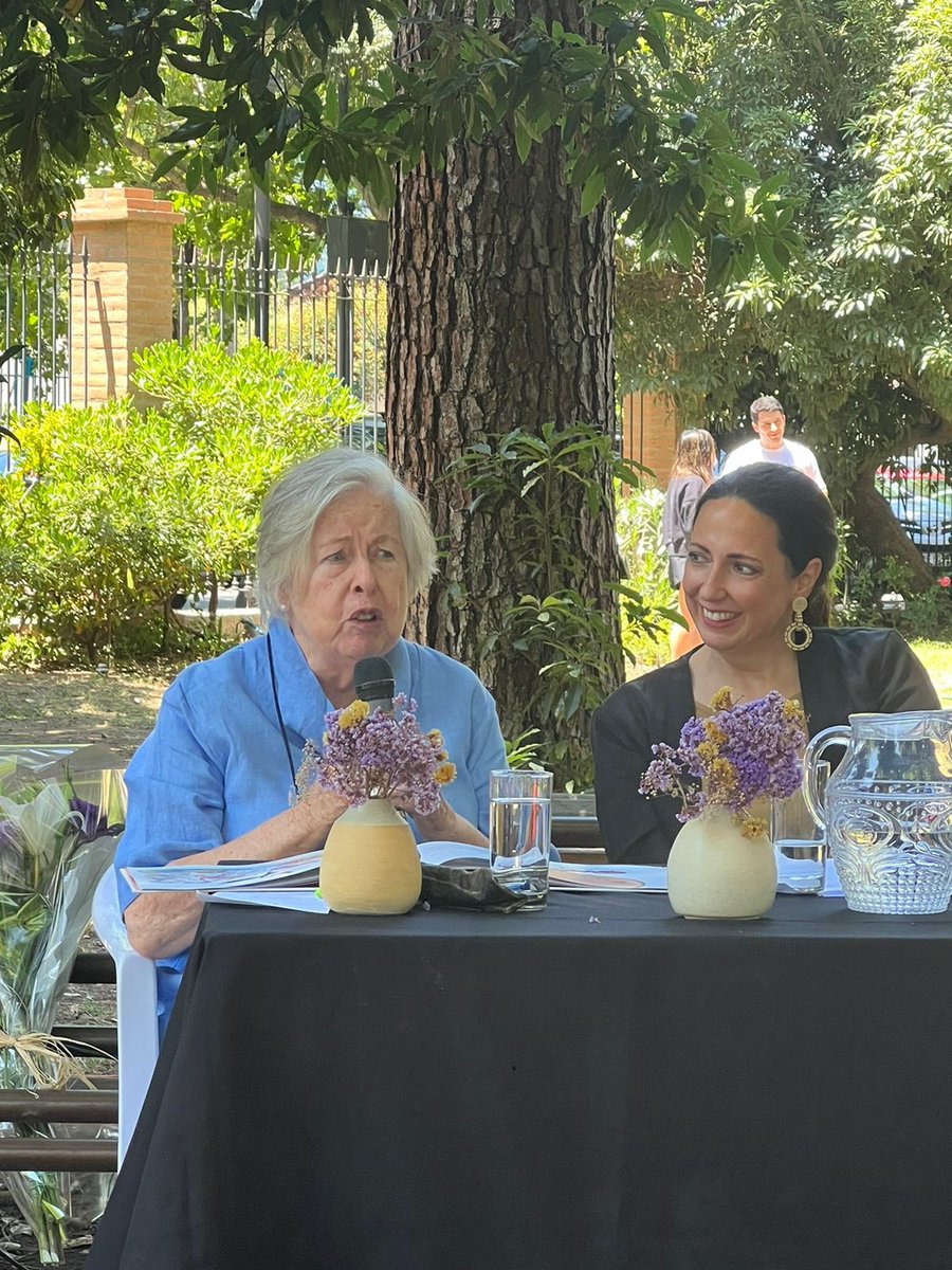 ullabooks's tweet photo. Foto 1: Adriana Valdés presentando el libro Cuando era niña junto a su autora Elena Cruz.
2: El emotivo cuentacuentos de @elisazulue.
3: Los niños atentísimos.
Después celebramos con los ricos vinos de @CasasdelToqui 
El libro es ilustrado por Leo Ríos. https://t.co/CJz5tsJGl2