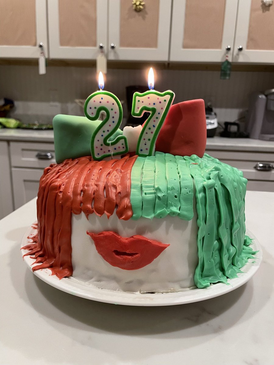 Chlooo0o's tweet image. Happy birthday @Sia !!!! We love you