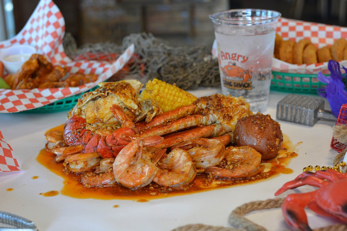 🦀 Get in the game with our NFL Mixed Bag Specials! 🏈 Head-Off Shrimp, Queen Crab, King Crab Knuckle, Lobster Tail, Corn, Potato and your choice of sauce for only $45! Only available December 17th and 18th at participating locations.