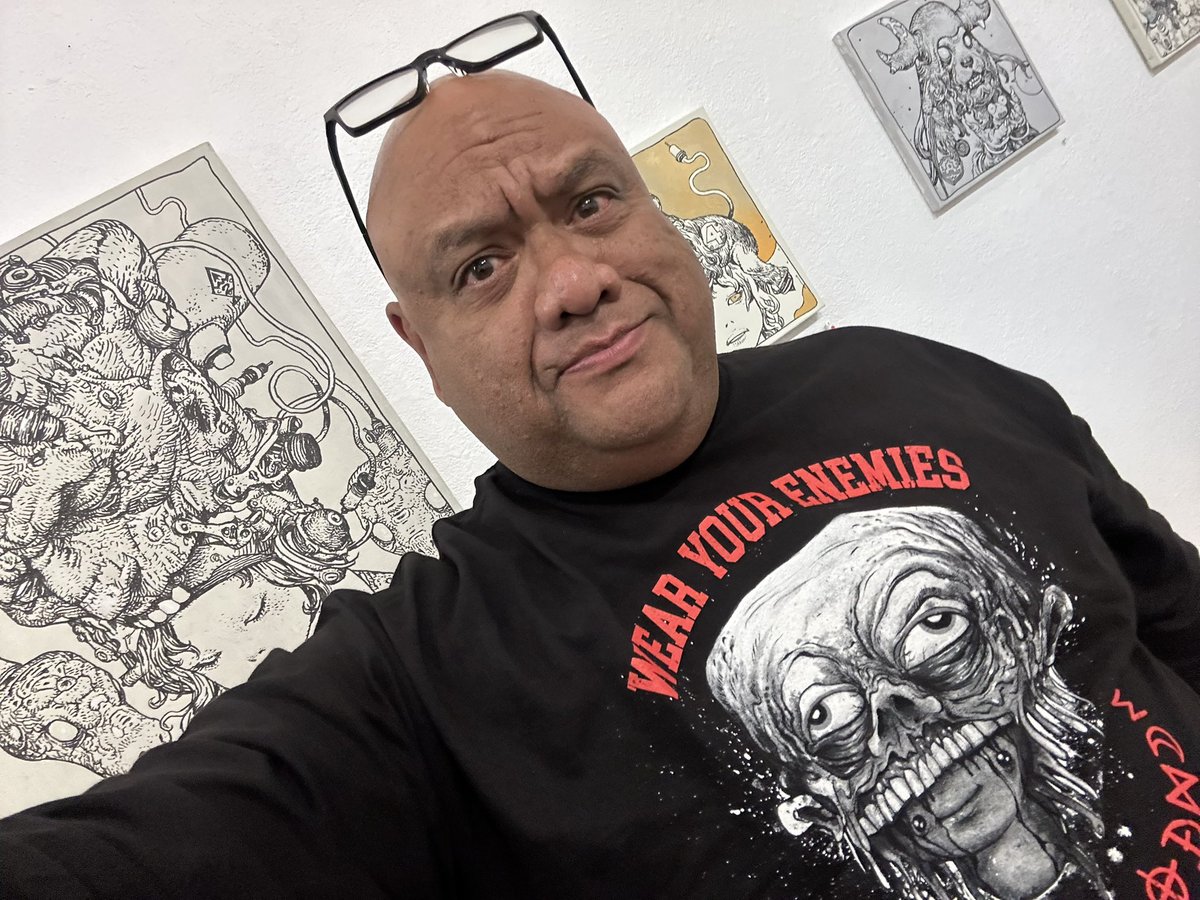 Weekend World Tour 2023 fit check. Awesome shirt courtesy of @alexpardee . Go visit Alex TODAY at DESIGNERCON and pick up some cool stuff! #AlexPardee #DesignerCon #DCON